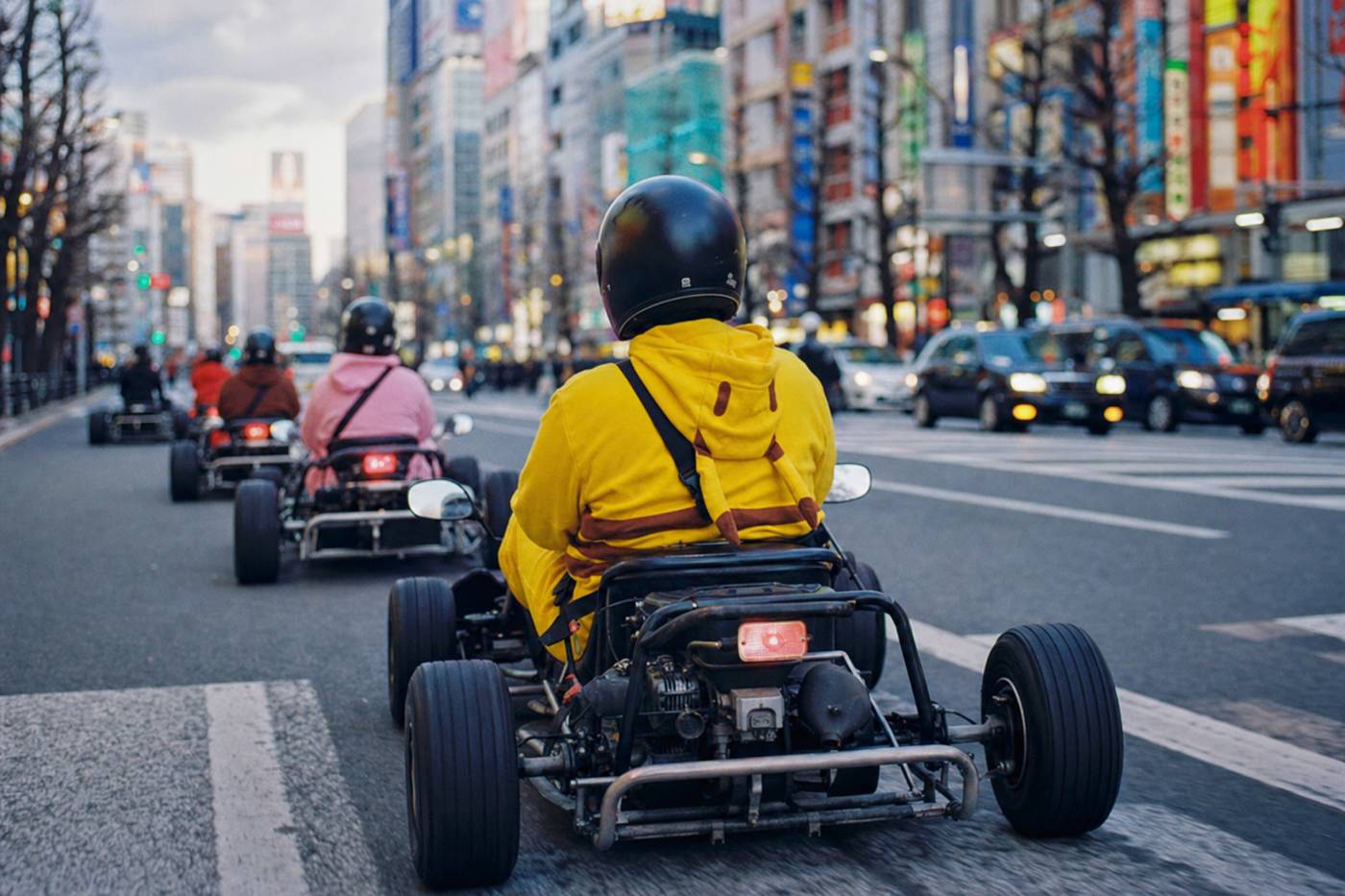 Street-Karts fahren durch Akihabara Electric Town in Tokio
