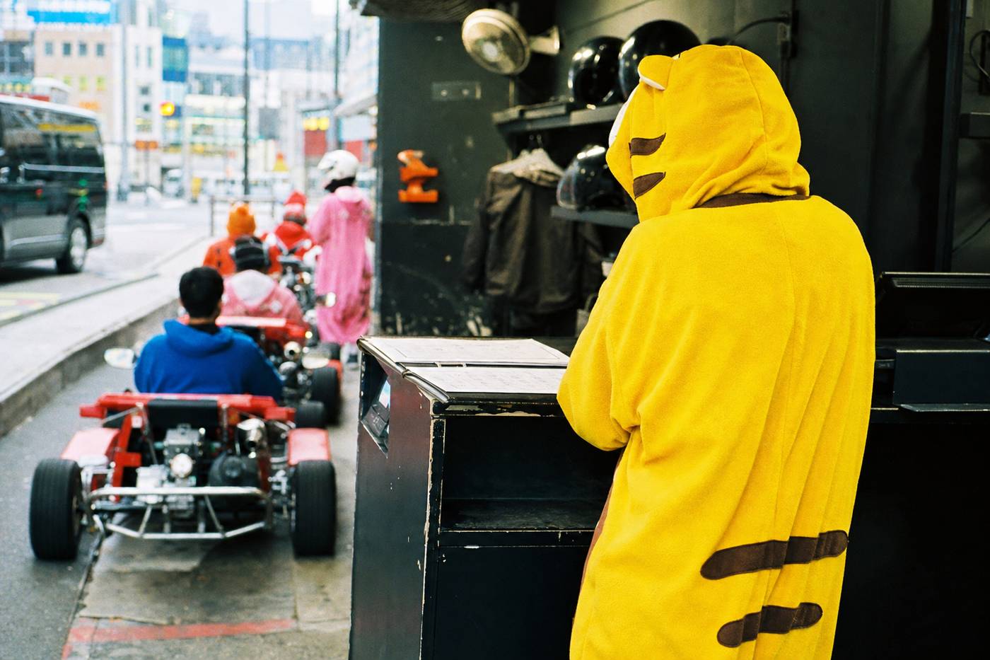 Der Tresen einer Tokioter Kart-Garage mit aufgereihten Karts