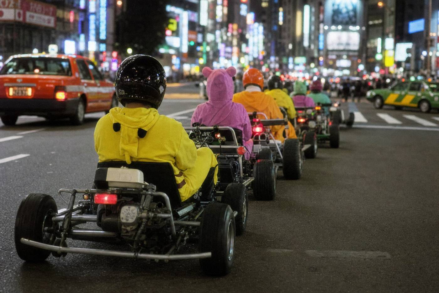 Echter Kart-Konvoi in Kostümen fährt nachts durch eine Neonstraße in Tokio