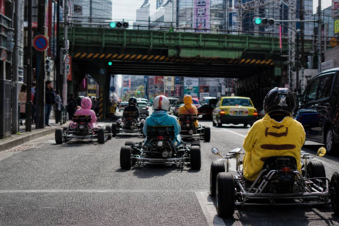 Kart-Konvoi fährt unter der Bahnbrücke von Akihabara hindurch