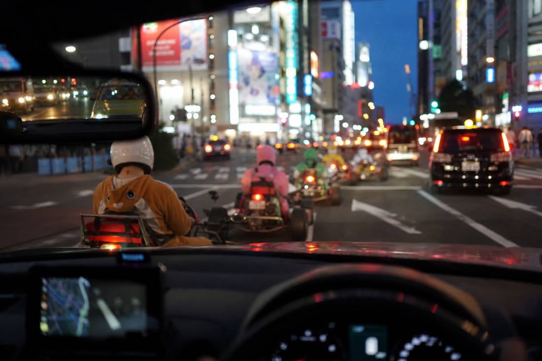 Fahrerblick aus dem Kart eine Straße in Akihabara hinunter
