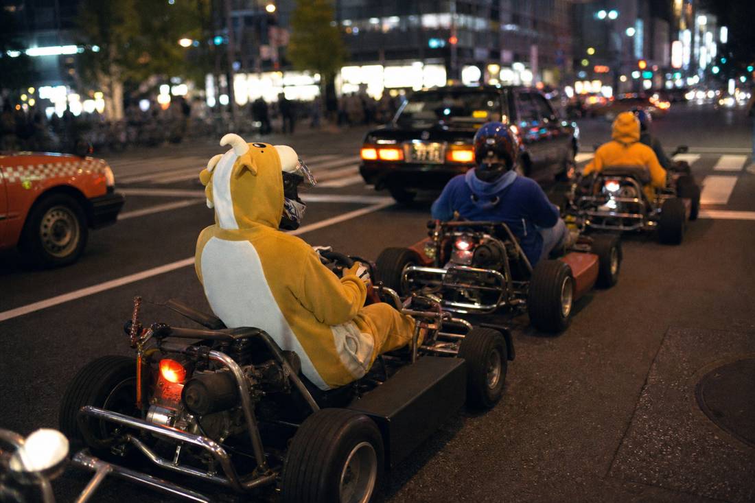 Karts warten in der Dämmerung an einer Kreuzung in Akihabara