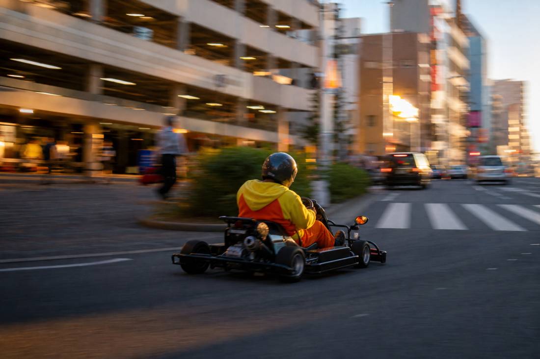 Ein Kart biegt an einer Spielhalle in Akihabara ab