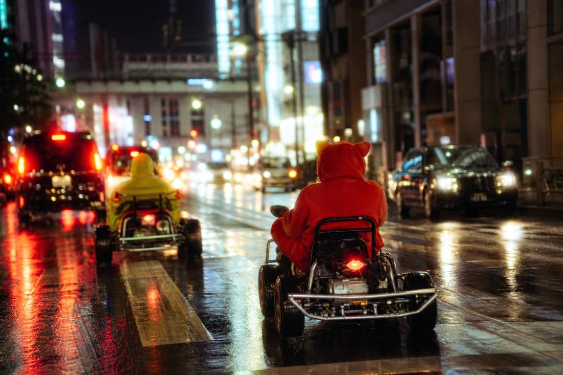 Nächtliche Neonstraße in Akihabara mit Karts