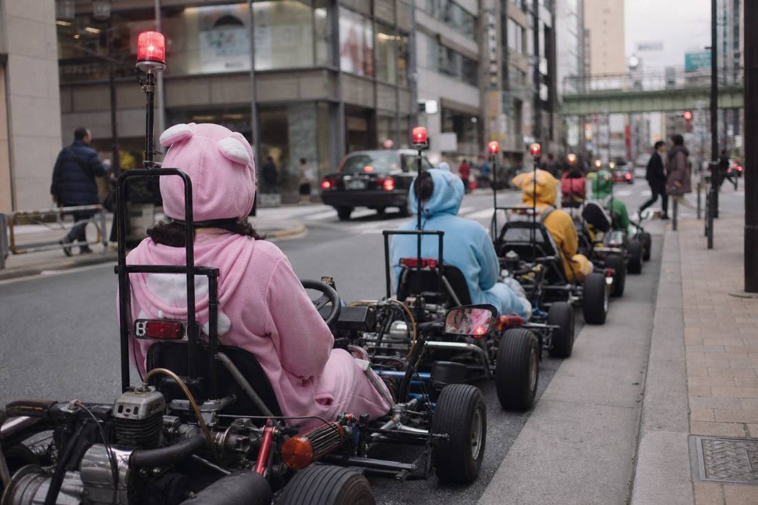 Karts stehen vor der Tour in einer Seitenstraße in Akihabara aufgereiht