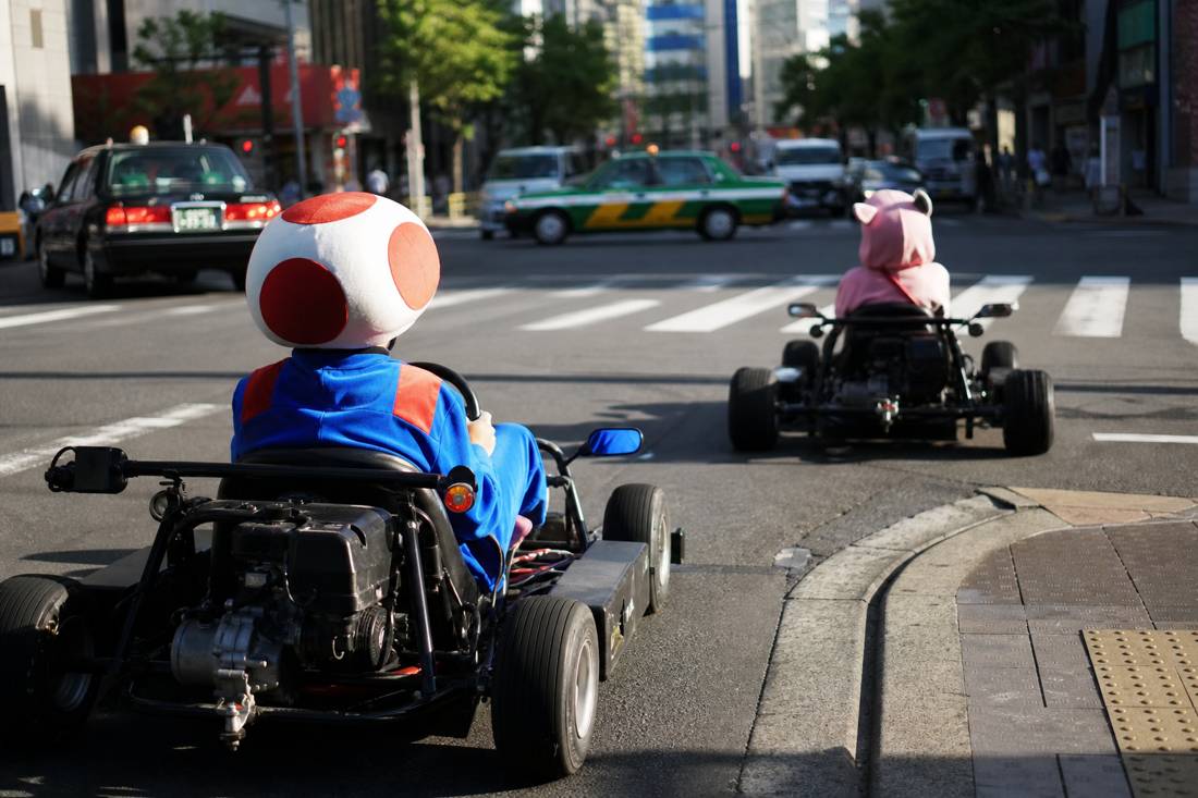 Une démonstration du personnel à côté de karts de rue dans un garage de Tokyo