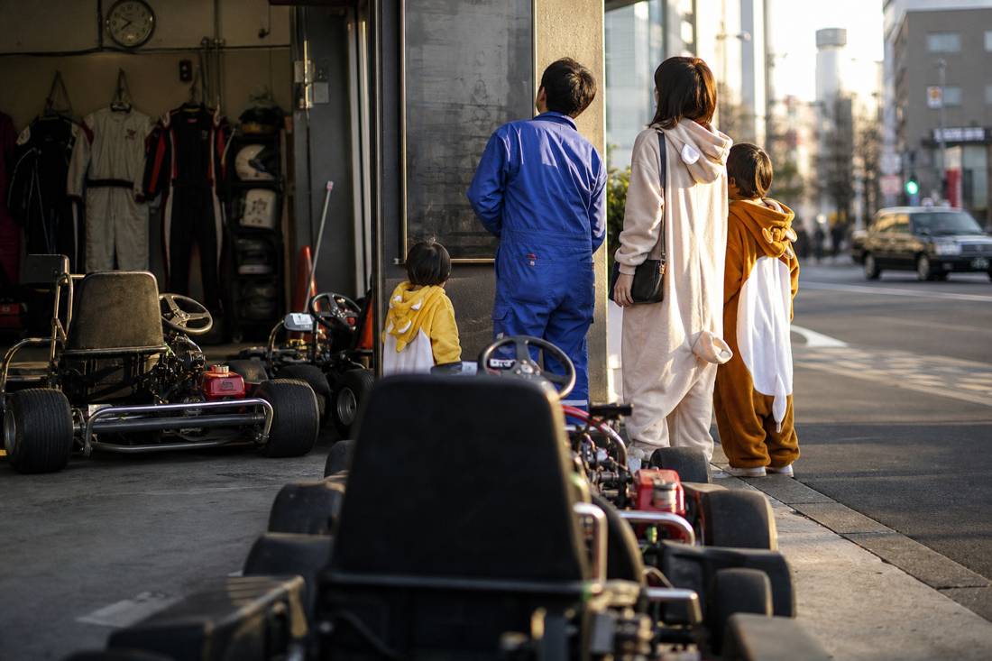 Des karts garés devant un garage de Tokyo