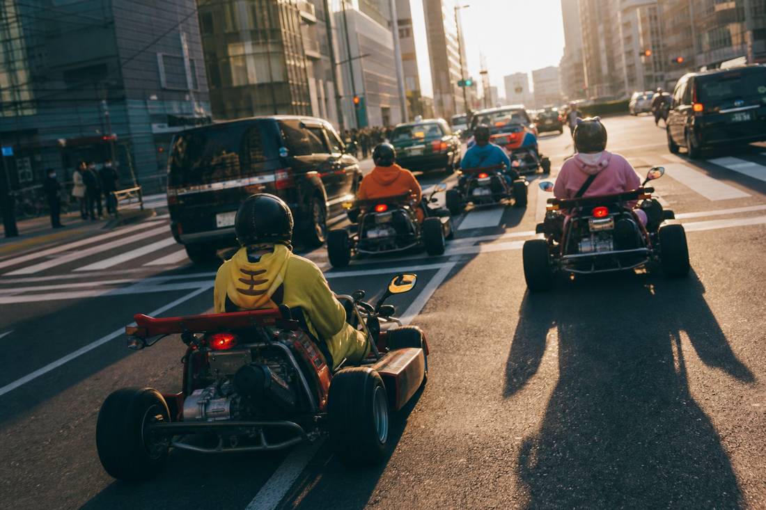 Karts im Licht der goldenen Stunde an einer Tokioter Kreuzung