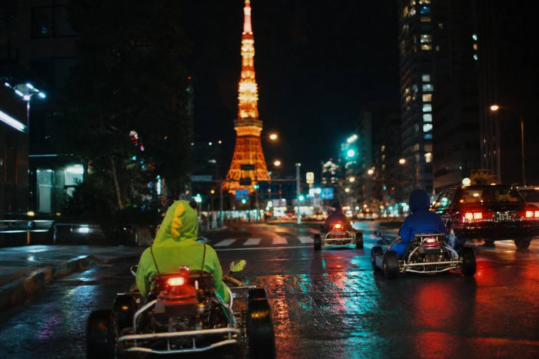 Blick vom Kart am Tag auf den Tokyo Tower vor blauem Himmel