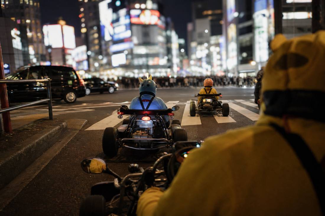 Nächtlicher Blick vom Kart auf die leuchtende Shibuya Scramble