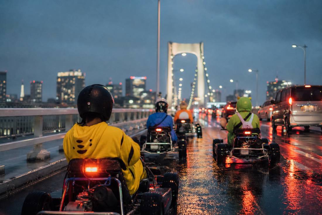 Karts auf der Rainbow Bridge zur blauen Stunde