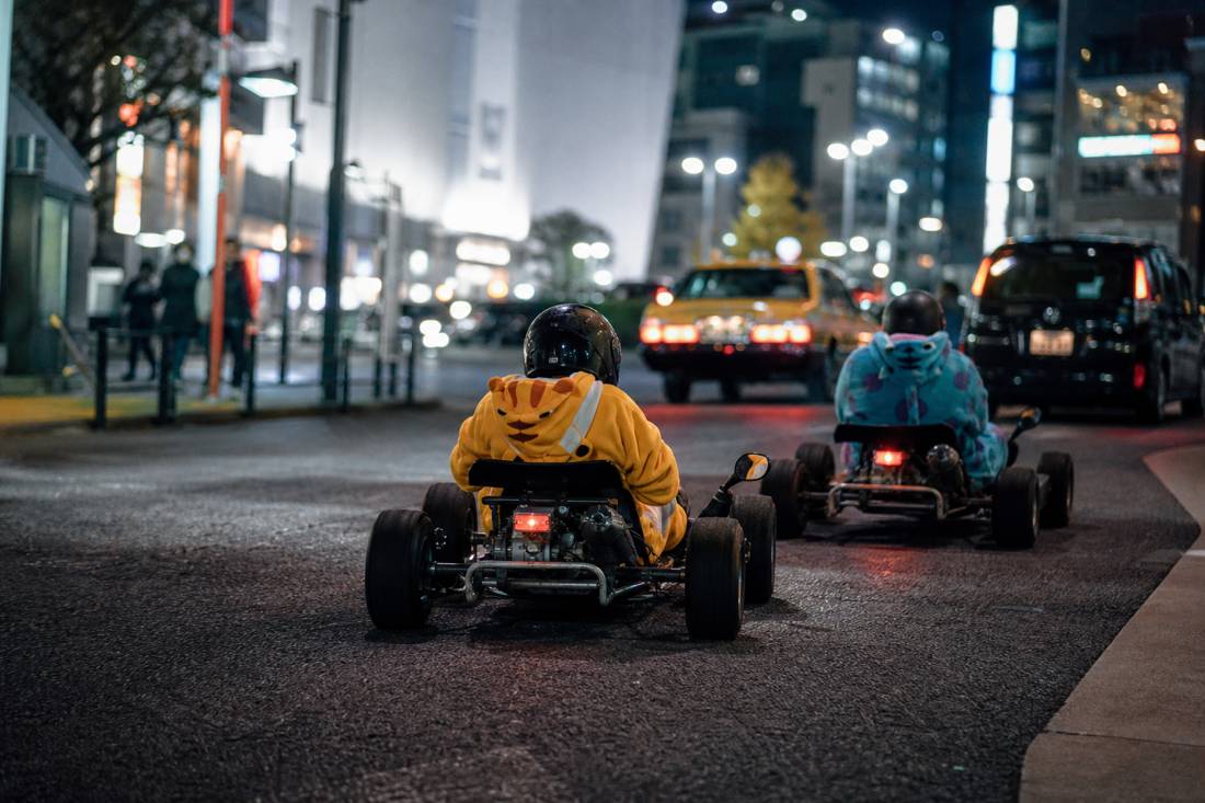 Eine Übungsrunde in einer ruhigen Seitengasse in Tokio