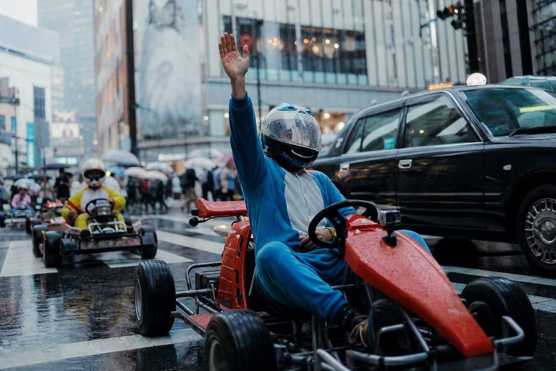 Ein entspannter Fahrer hebt an der Shibuya Crossing die Hand