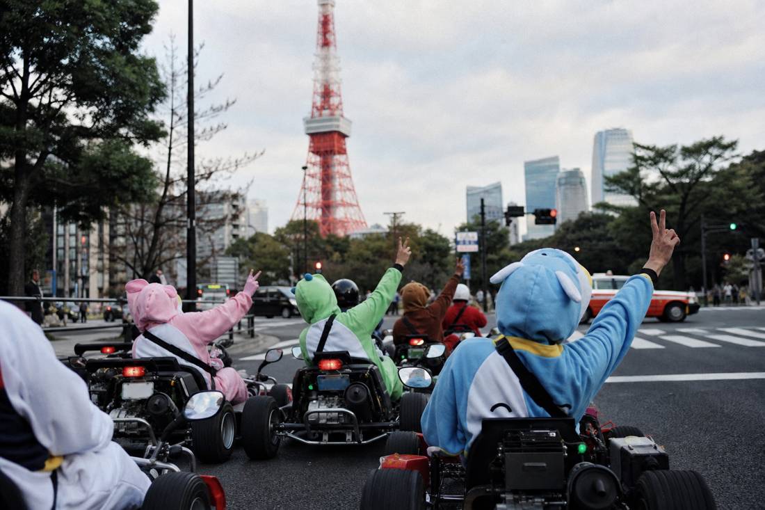 Kart-Gruppe posiert in der Nähe des Tokyo Tower