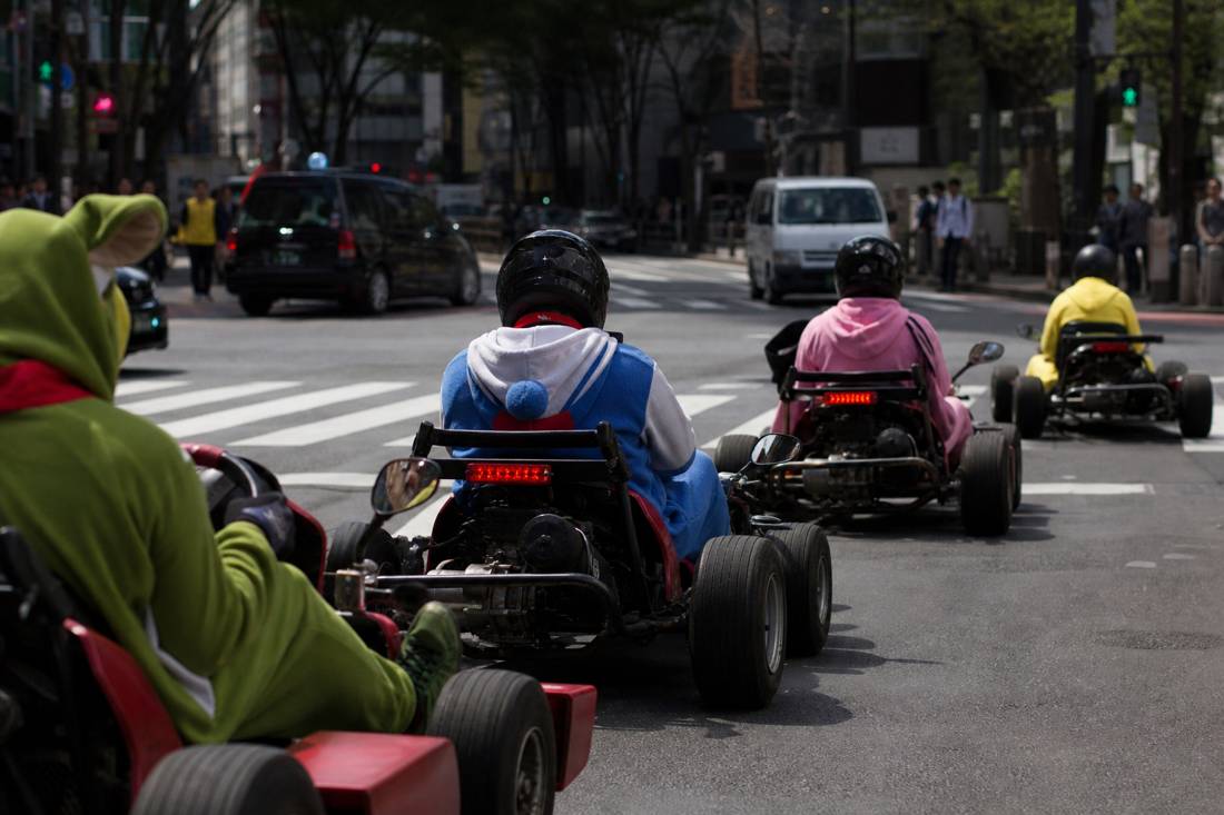 Un convoglio di go-kart che parte per un tour attraverso Shibuya
