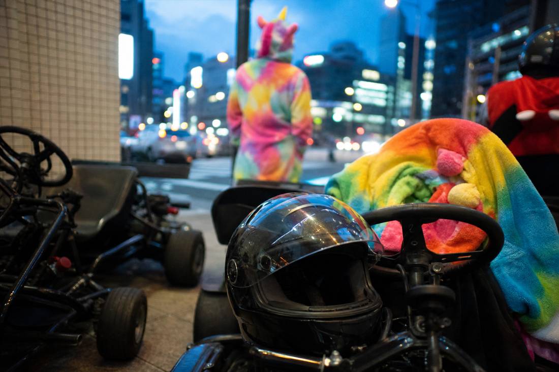 Go-kart e casco preparati prima di un tour a Tokyo