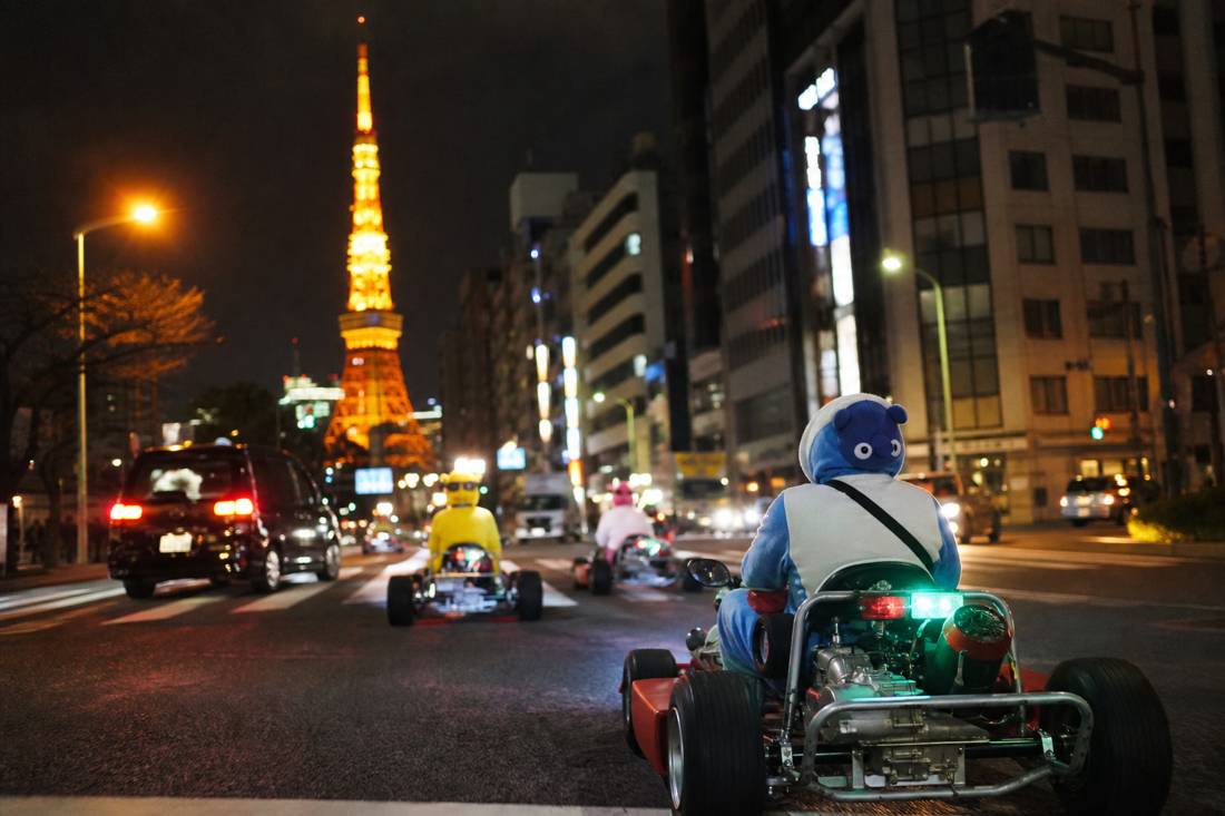 Go-kart che passano davanti alla Tokyo Tower su un percorso premium