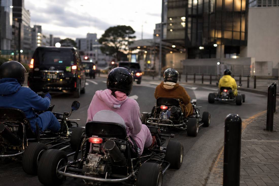 Go-kart che rientrano in garage al crepuscolo a Tokyo