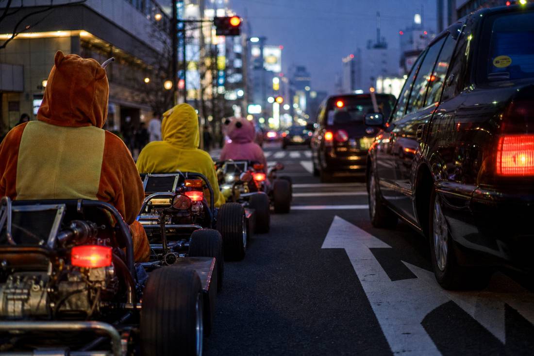 東京の赤信号で一列に停止するゴーカートの車列