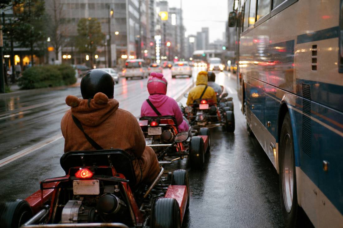 東京でバスの横で車線を守るゴーカートの車列