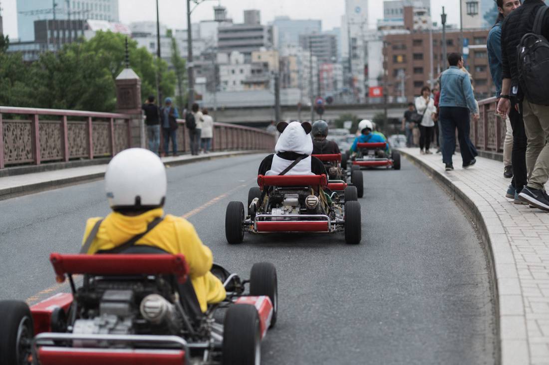 東京の橋を渡るゆっくりしたゴーカートの車列