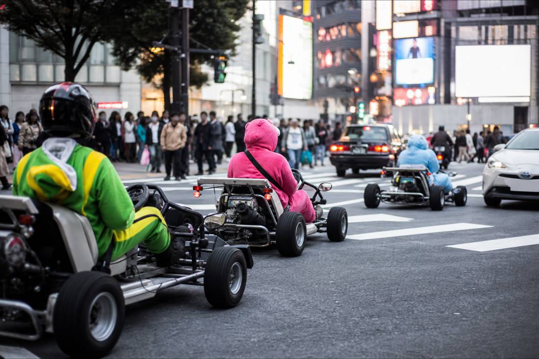 Go-kart che attraversano lo Scramble di Shibuya tra i pedoni