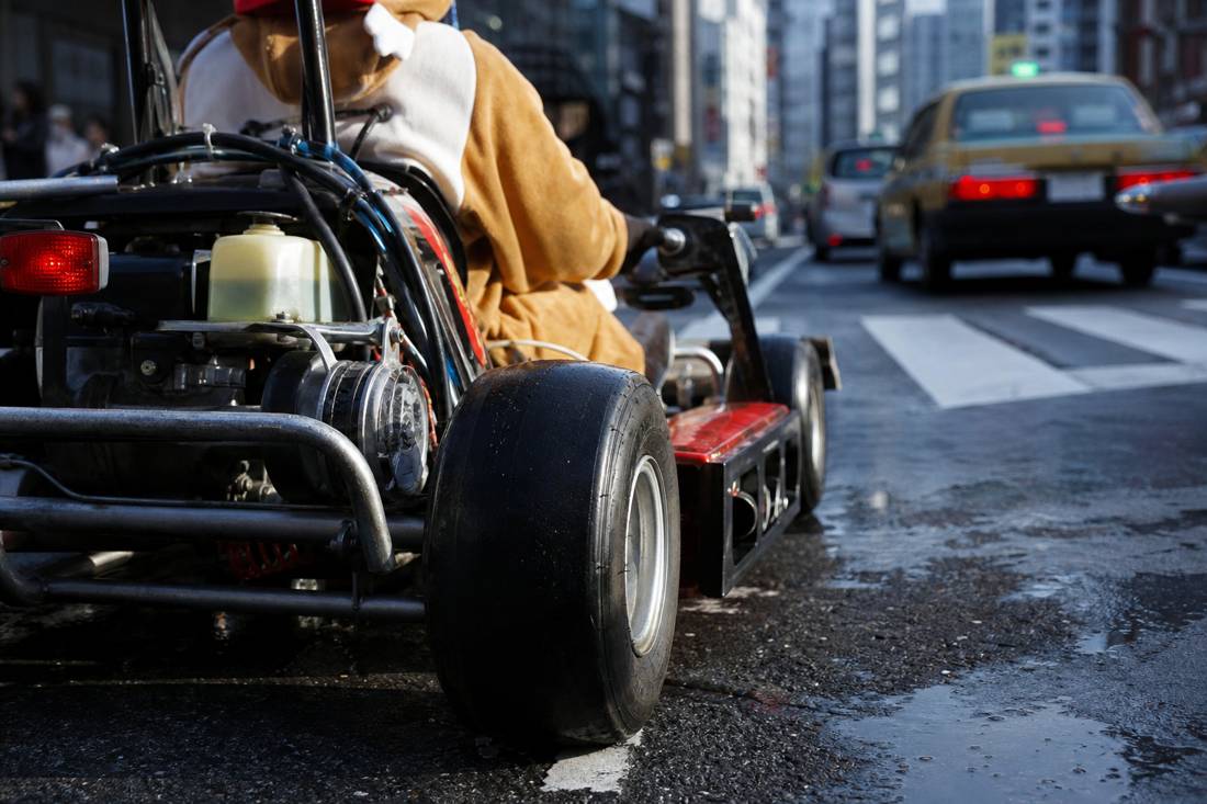 Primo piano del telaio e di una ruota di un go-kart da strada senza marchio