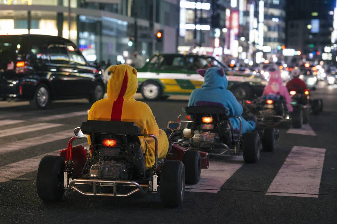 Karts schlängeln sich durch den Verkehr in Shibuya