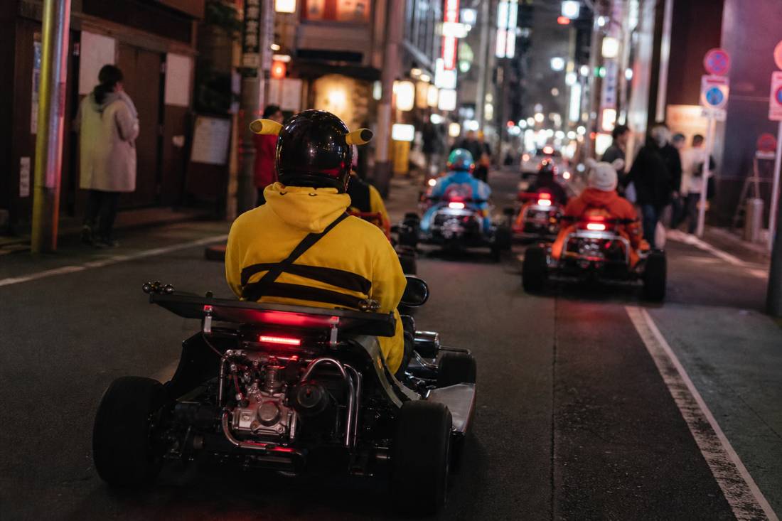Eine ruhige Seitengasse in Shibuya mit Laternen