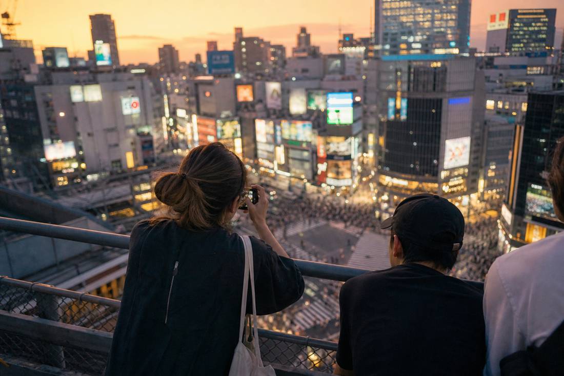 Dächer von Shibuya zur blauen Stunde mit der Kreuzung darunter