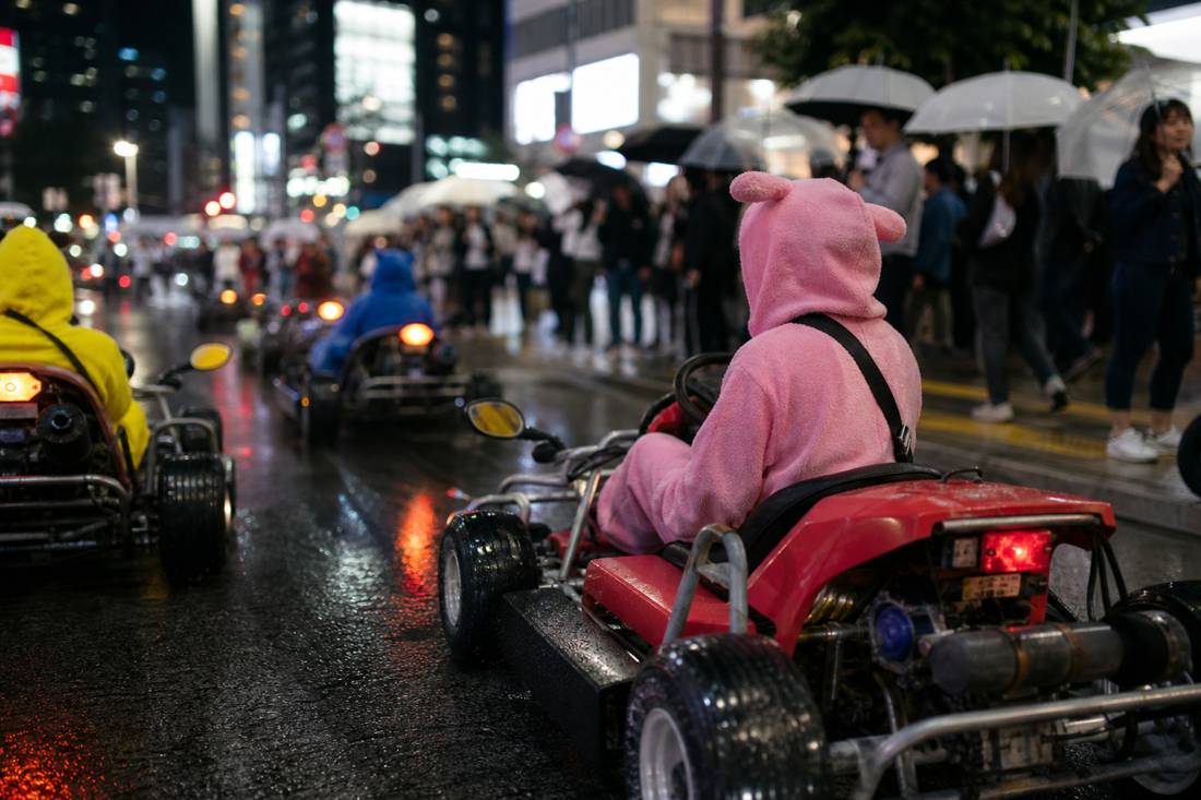 Ein regnerischer Abend in Shibuya mit Schirmen und Spiegelungen