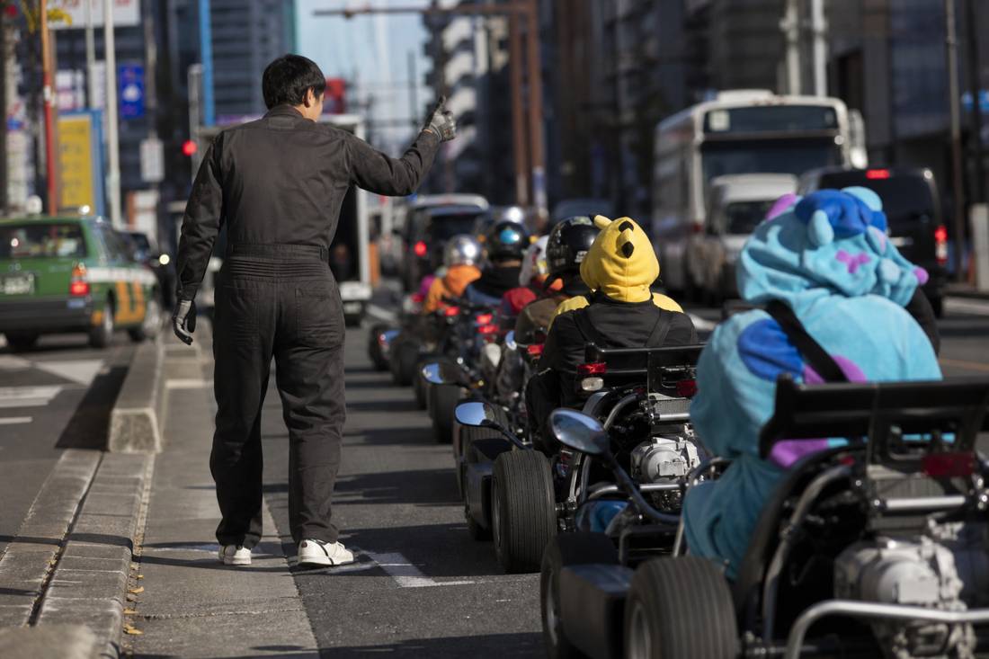 Personal erklärt sitzenden Kart-Fahrern die Handzeichen
