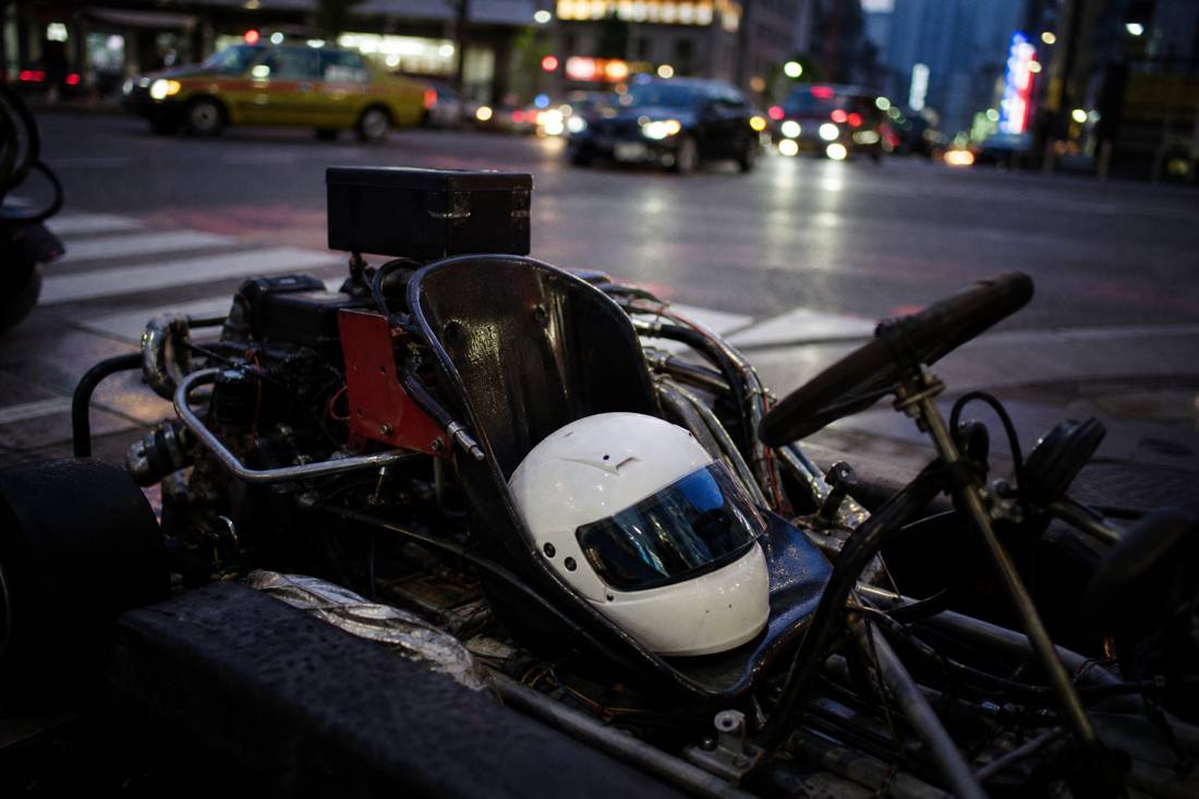 Ein offenes Kart mit einem Helm auf dem Sitz