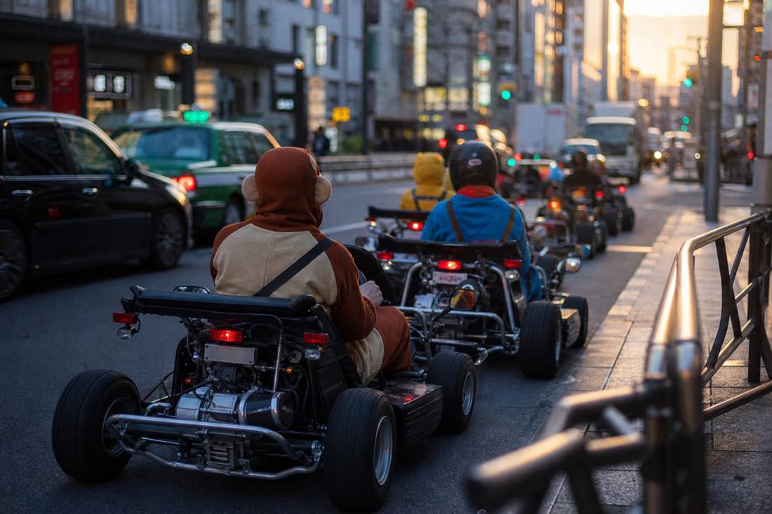 Ein Kart-Konvoi biegt auf eine Tokioter Straße ein