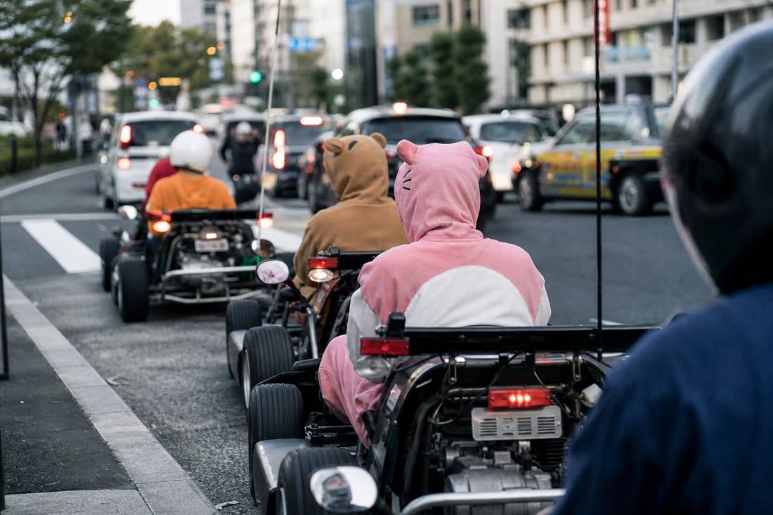 Karts warten an ihrer ersten roten Ampel in Tokio