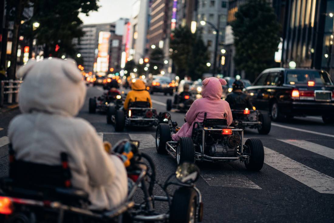 Un convoglio di go-kart tranquillo nella luce morbida del mattino a Tokyo