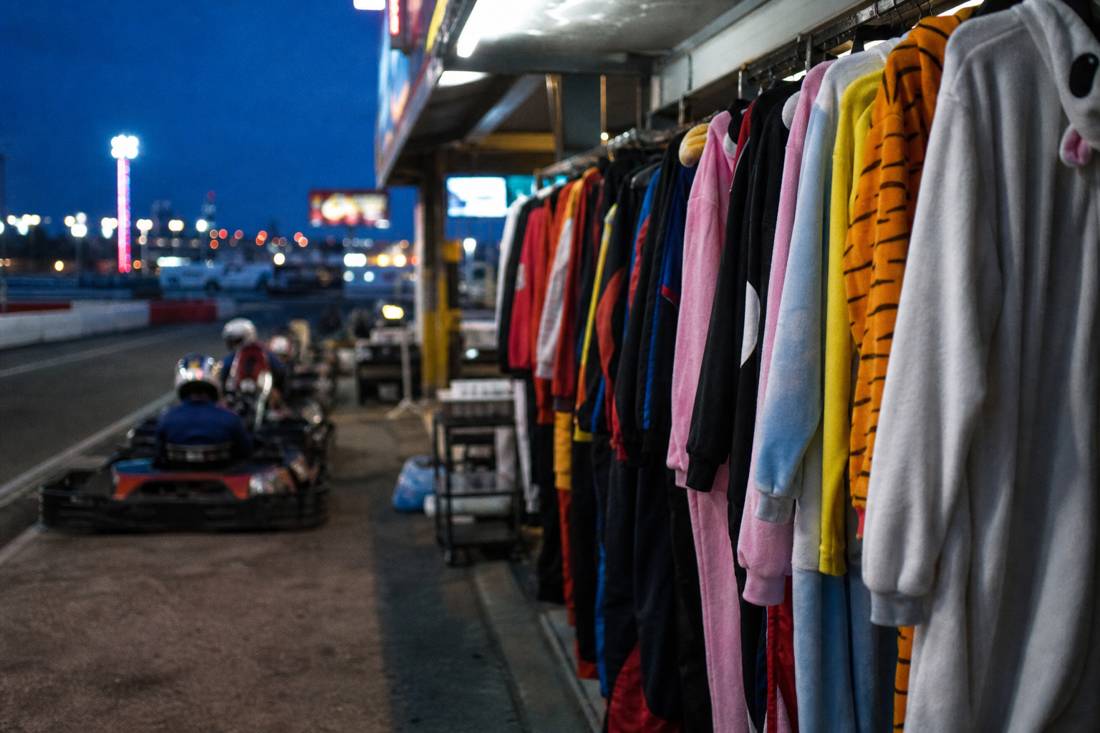 Eine Kostümstange in einer Tokioter Kart-Garage