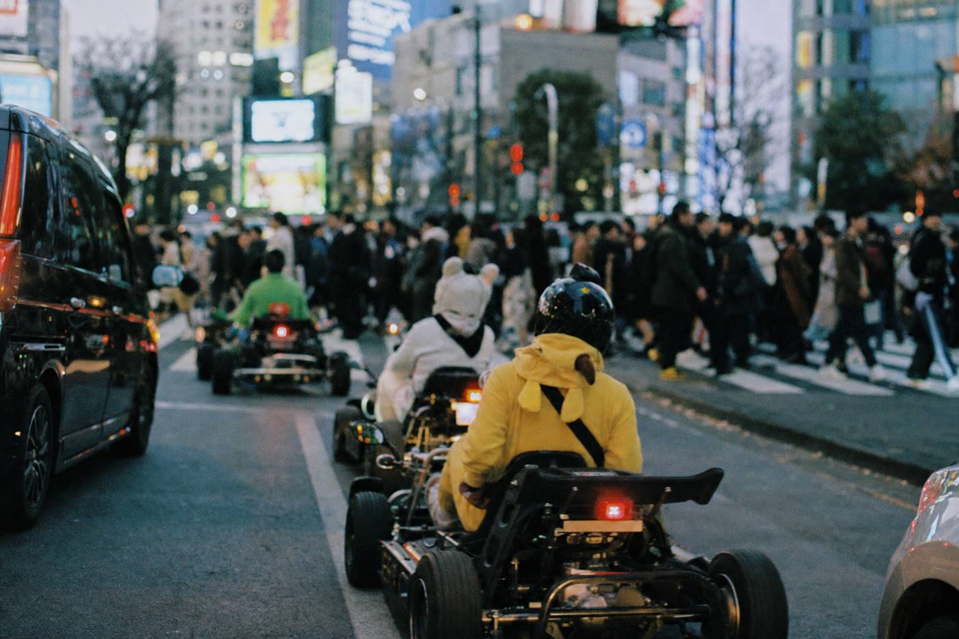 Die belebte Shibuya Scramble Crossing in der Dämmerung