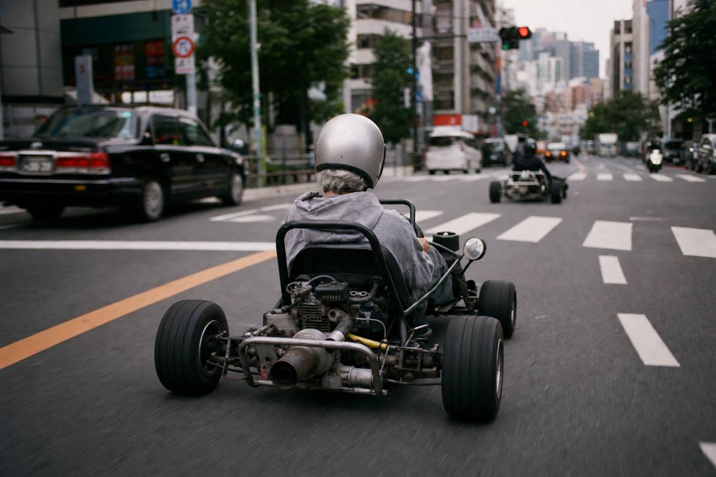 Ein älterer Fahrer cruist mit einem Street-Kart durch eine ruhige Tokioter Straße