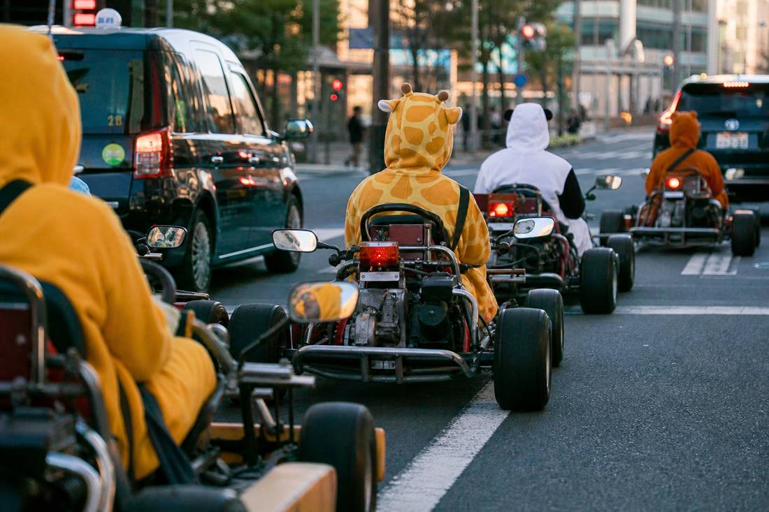 Ein geordneter Kart-Konvoi an einer roten Ampel in Tokio