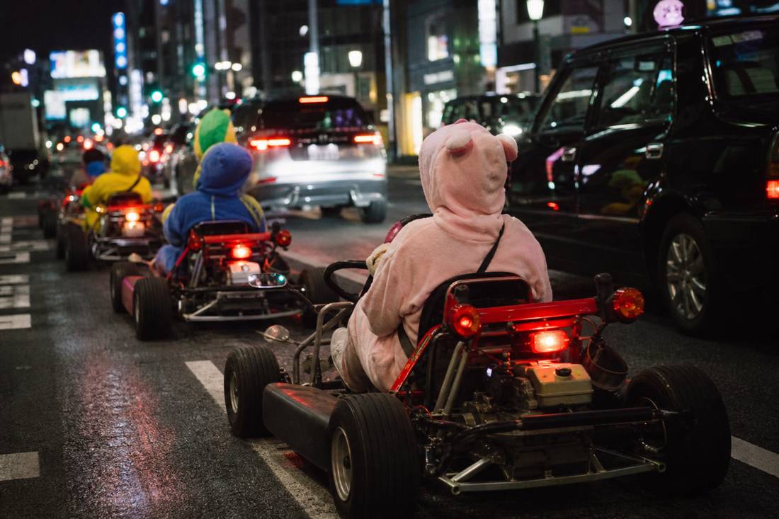 Ein nächtlicher Kart-Konvoi im Neonlicht von Tokio