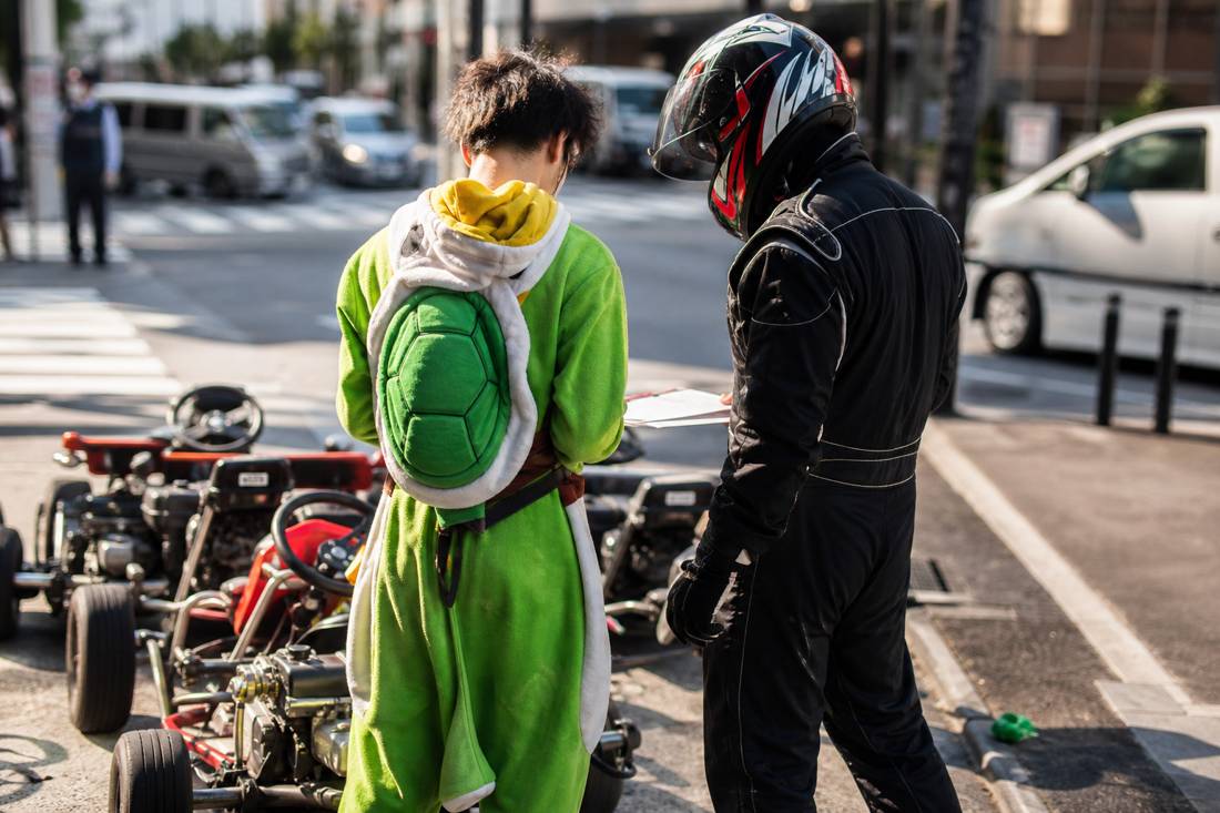 Personale che controlla i documenti con un guidatore di go-kart a Tokyo
