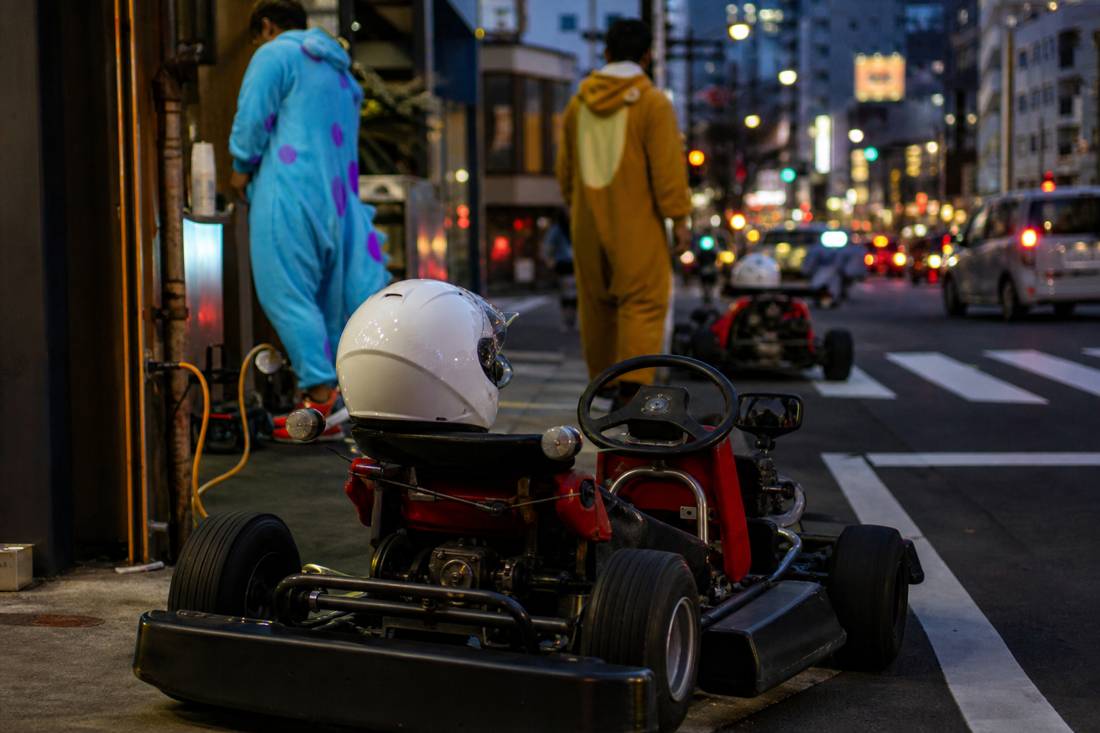 Un go-kart con il casco sul sedile in attesa del guidatore