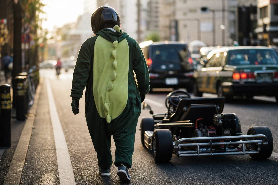 Un guidatore autorizzato che si dirige verso il suo go-kart a Tokyo