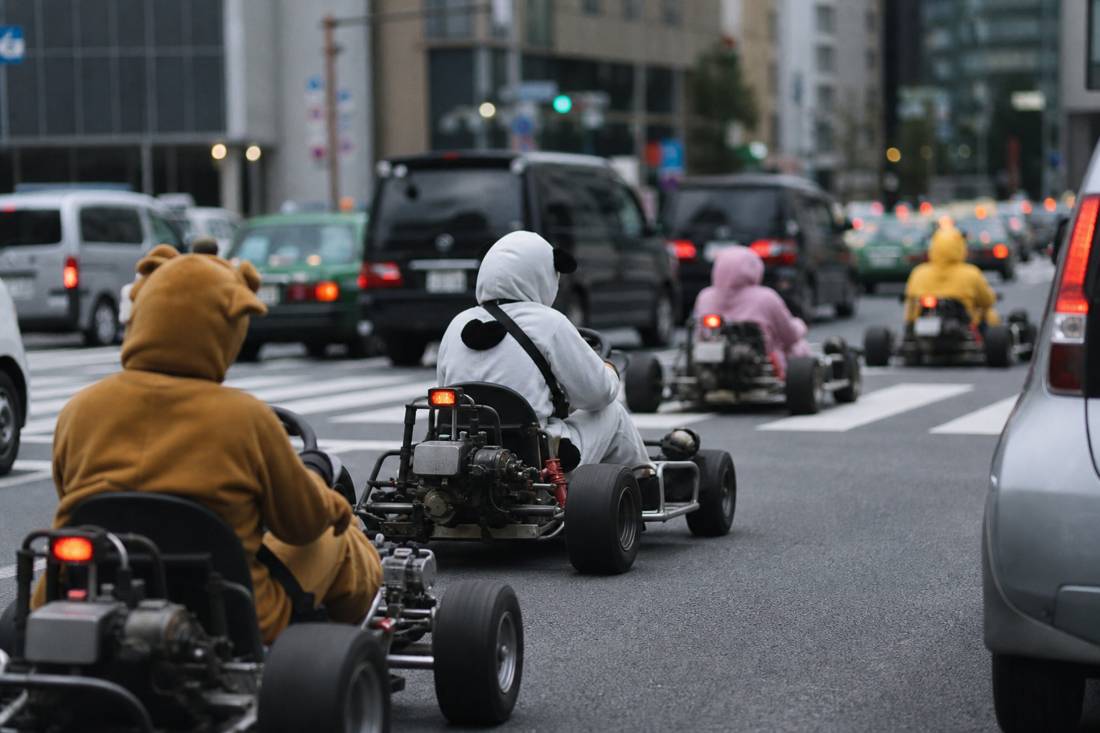Un convoglio di go-kart che si immette sulla strada a Tokyo